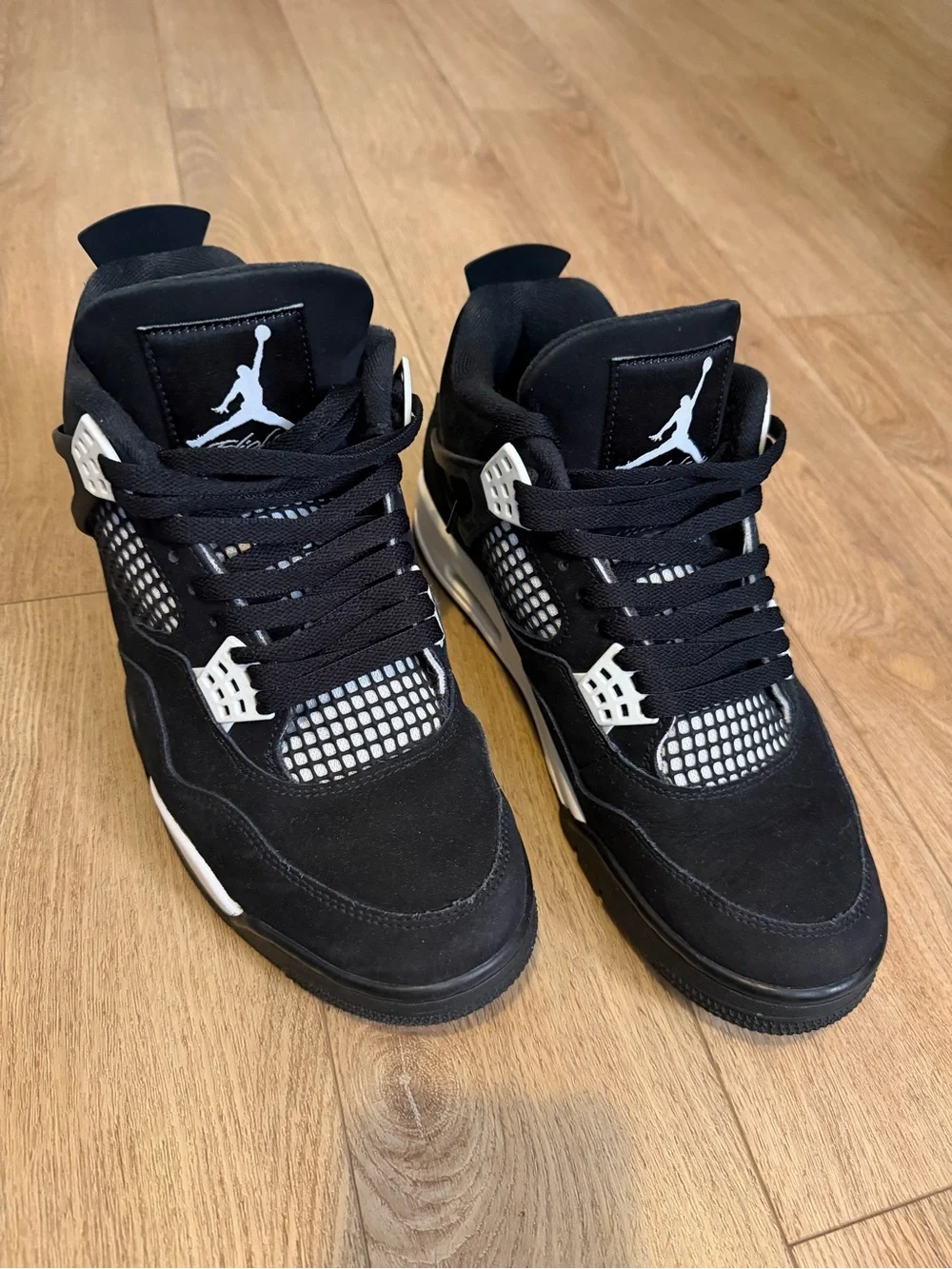 Men’s Jordan 4 Retro “White Thunder” Sneakers